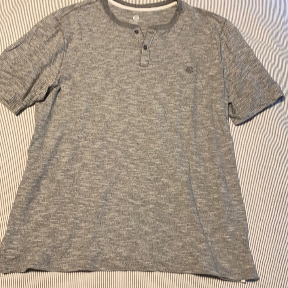 🍾 Pick 3 for $20 Men’s Grey V-neck